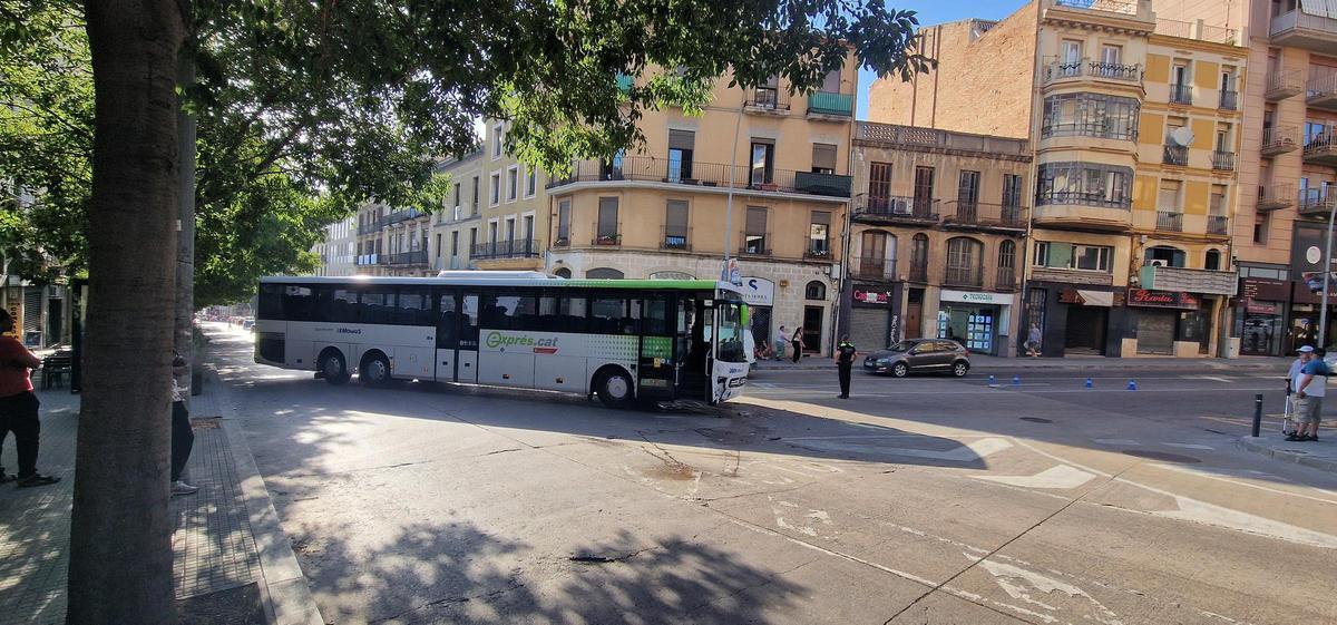 El bus aturat al punt on ha tingut lloc l'accident