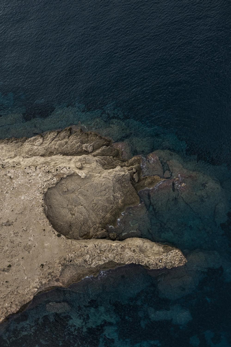 Vista de pájaro de la escarpada costa de Ibiza