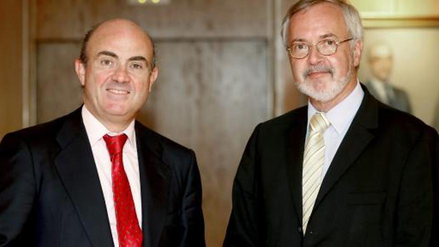 Luis de Guindos junto al presidente del Banco Europeo de Inversiones, Werner Hoyer.