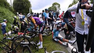 Imagen de una de las caídas de la primera etapa del Tour