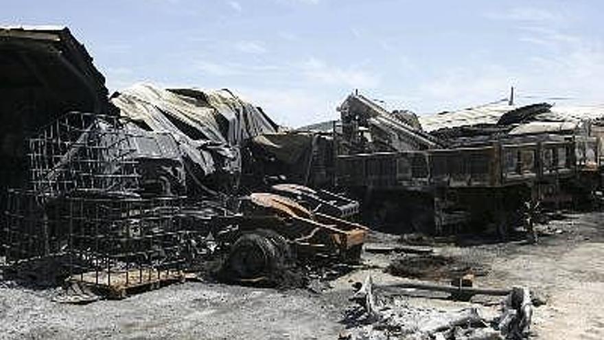 Un incendio arrasa cuarenta camiones pesados en Ibiza