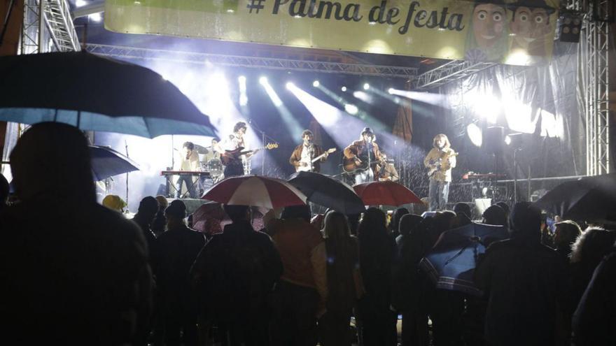 El porche del mercado permitió al público disfrutar del concierto a cubierto. | ENRIQUE CALVO