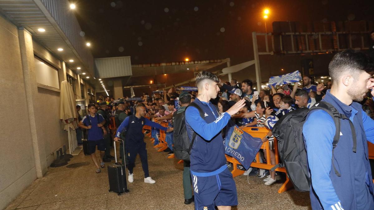 Así fue la llegada de los jugadores del Real Oviedo al aeropuerto de Asturias