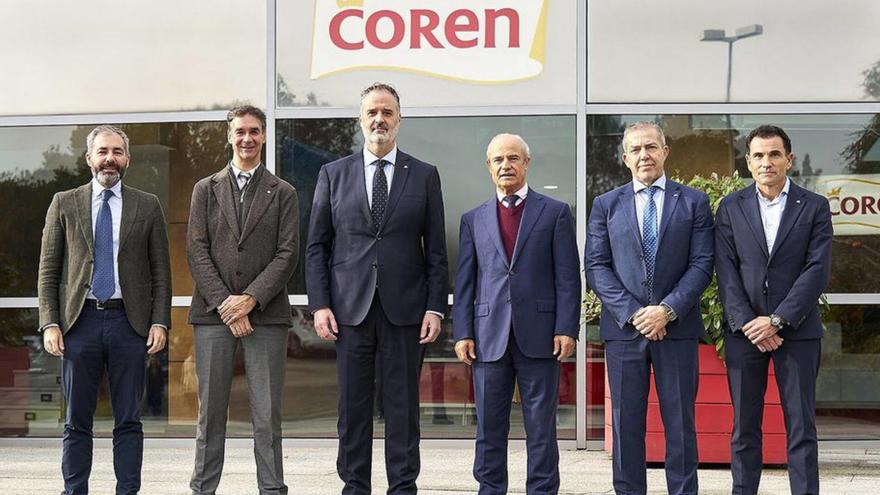 Participantes en el acto de la firma del contrato. |  FdV