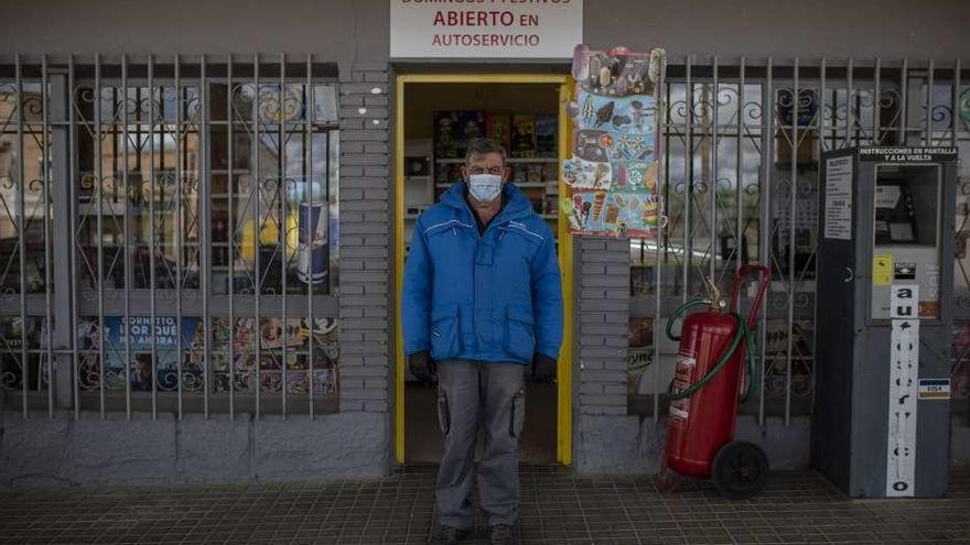 José Feliciano a las puertas de la gasolinera situada en la N-630, por donde &quot;no pasa nadie&quot;.