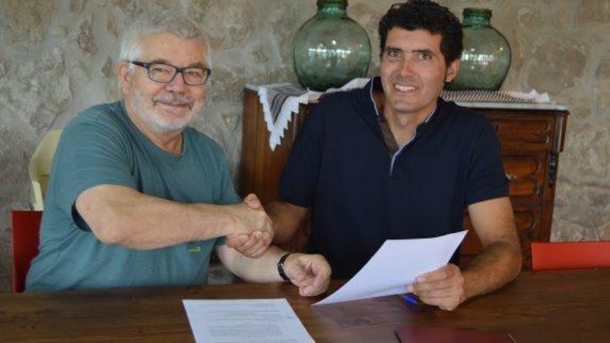 Per l&#039;esquerra, Toni Barat i Jordi Pellicer amb el conveni signat