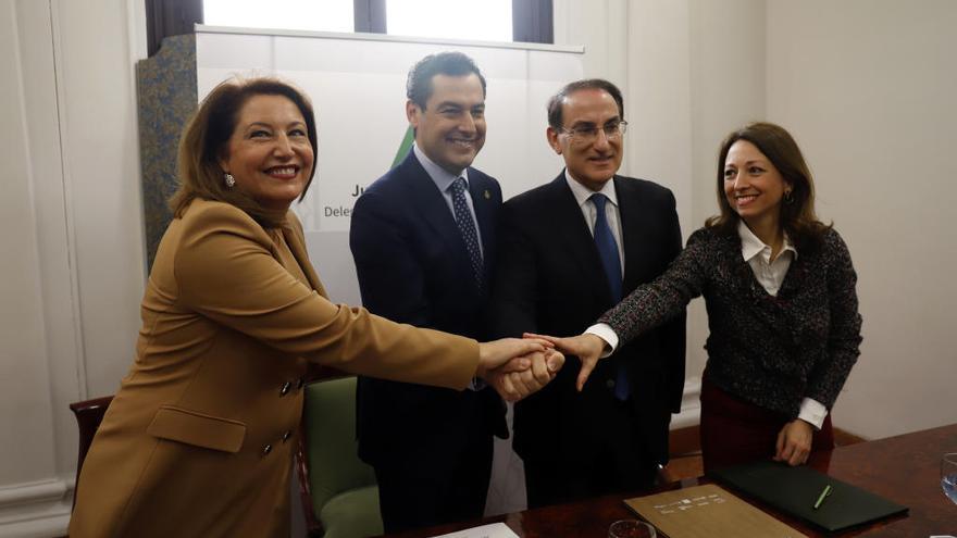 Carmen Crespo, Juanma Moreno, Javier González de Lara y Patricia Navarro, tras la firma del acuerdo.