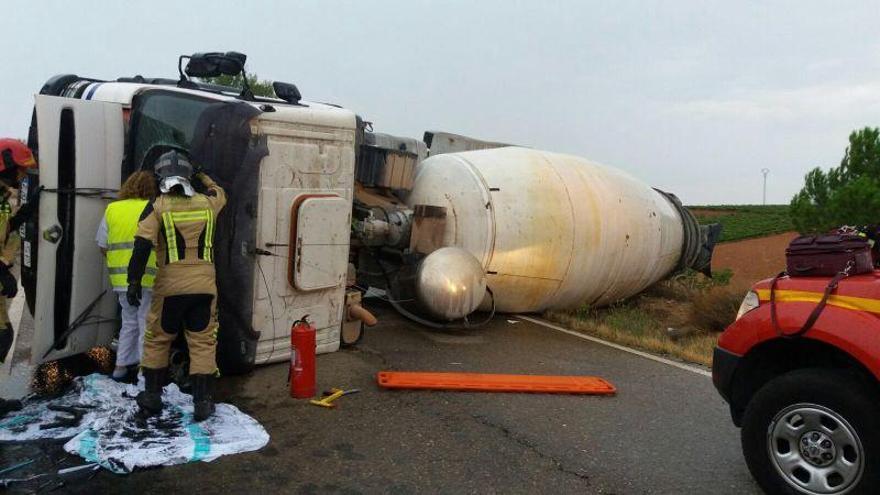 Herido el conductor de una hormigonera tras volcar en la A-1505 a la altura de Azuara