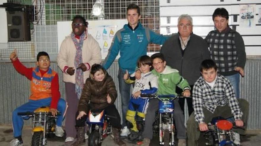 Nico Terol, Ramiro Blanco y Eugenio Toledo posan con los niños en el circuito.