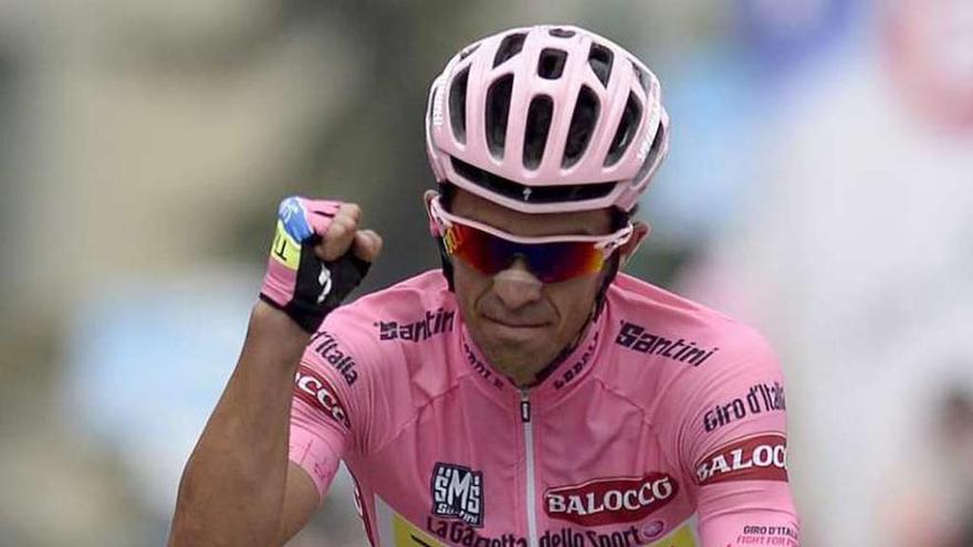 Contador aprieta el puño para celebrar su liderato.
