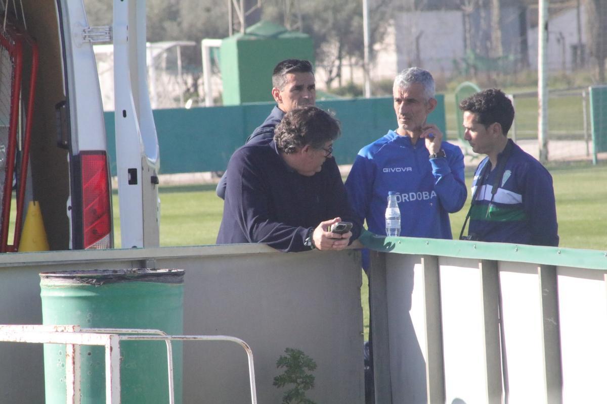 González Calvo, junto a Juanito, el doctor Bretones y Martín de la Virgen, en el entrenamiento del Córdoba CF, este domingo.