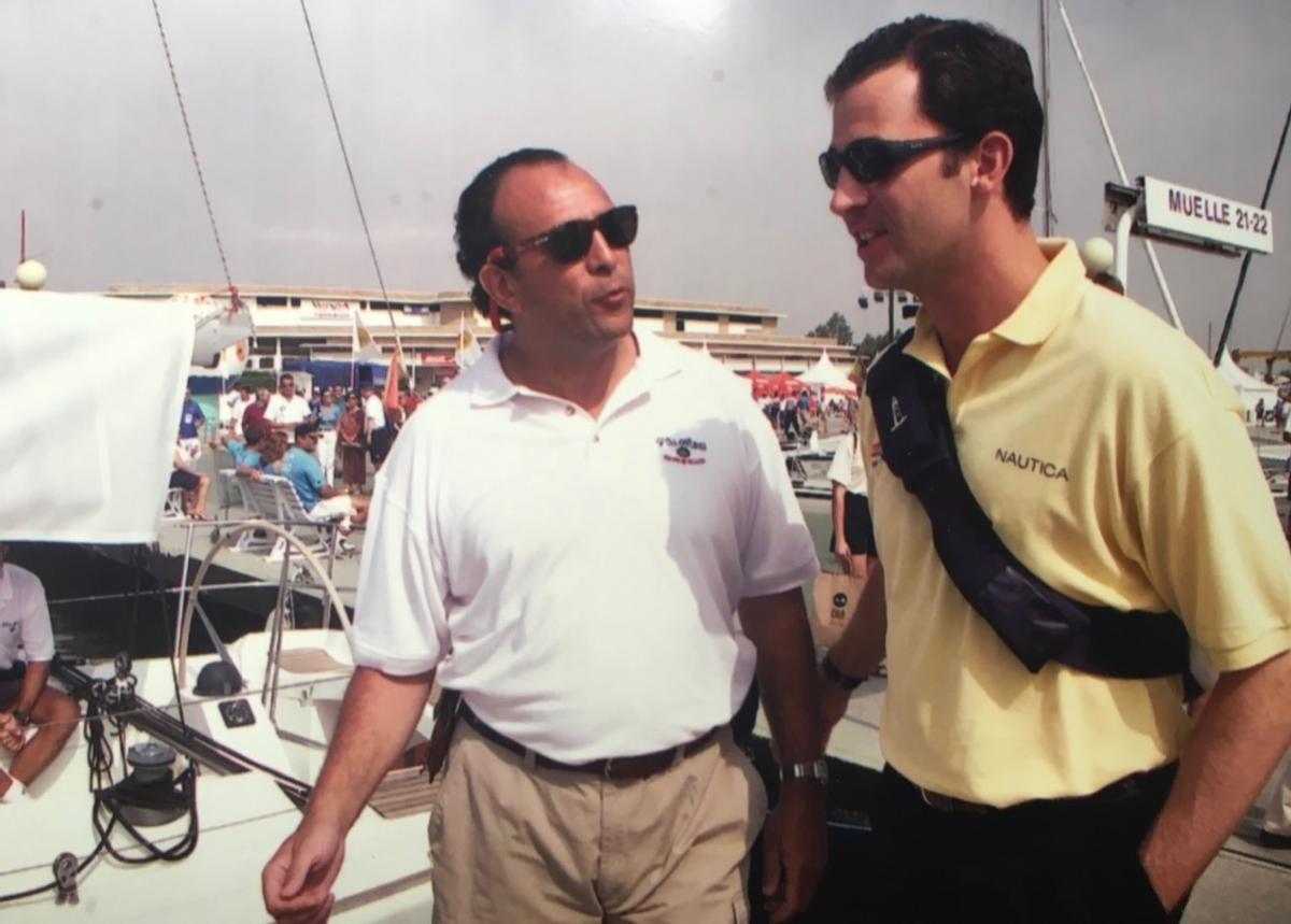 Manuel Martínez, junto a Felipe de Borbón.
