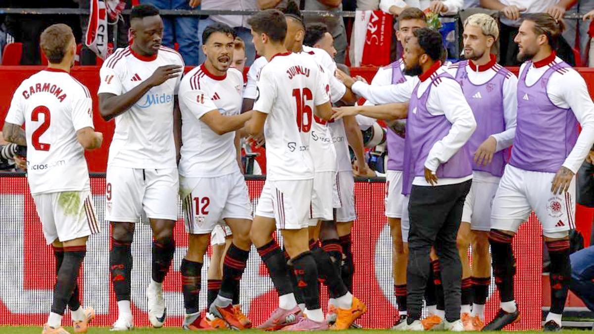 Los jugadores del Sevilla celebran el 1-0 durante el encuentro correspondiente a la jornada 12 de LaLiga entre Sevilla FC y CA Osasuna celebrado este sábado en el estadio Ramón Sánchez-Pizjuán.