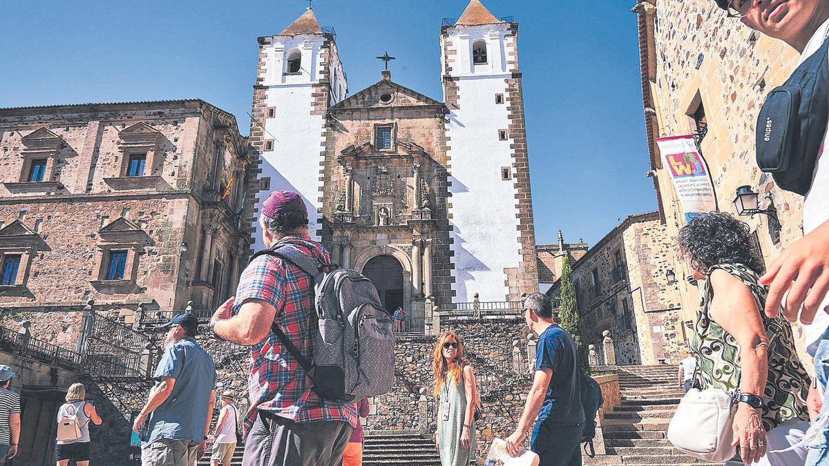 Turistas visitan la plaza de San Jorge en la capital cacereña, el pasado mes de agosto.