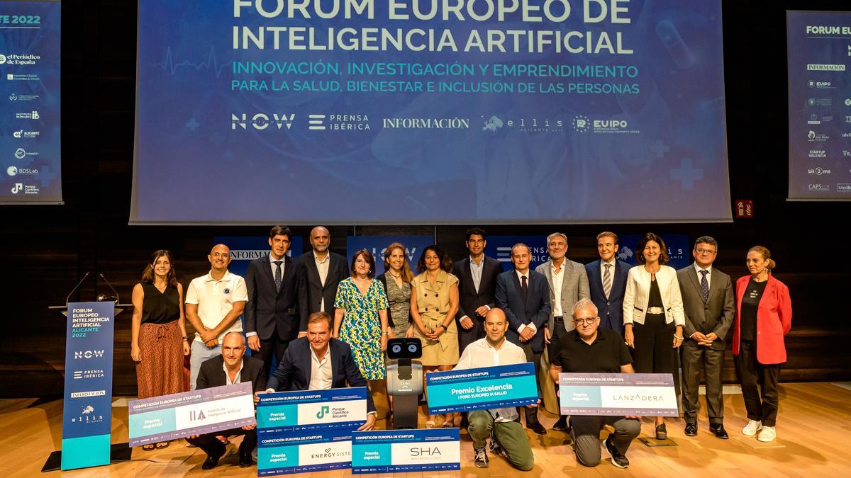 Los responsables de las startups premiadas en la competición del Foro de IA, patrocinada por Banco Sabadell, posan junto con otros participantes y el resto de sponsors de los galardones.