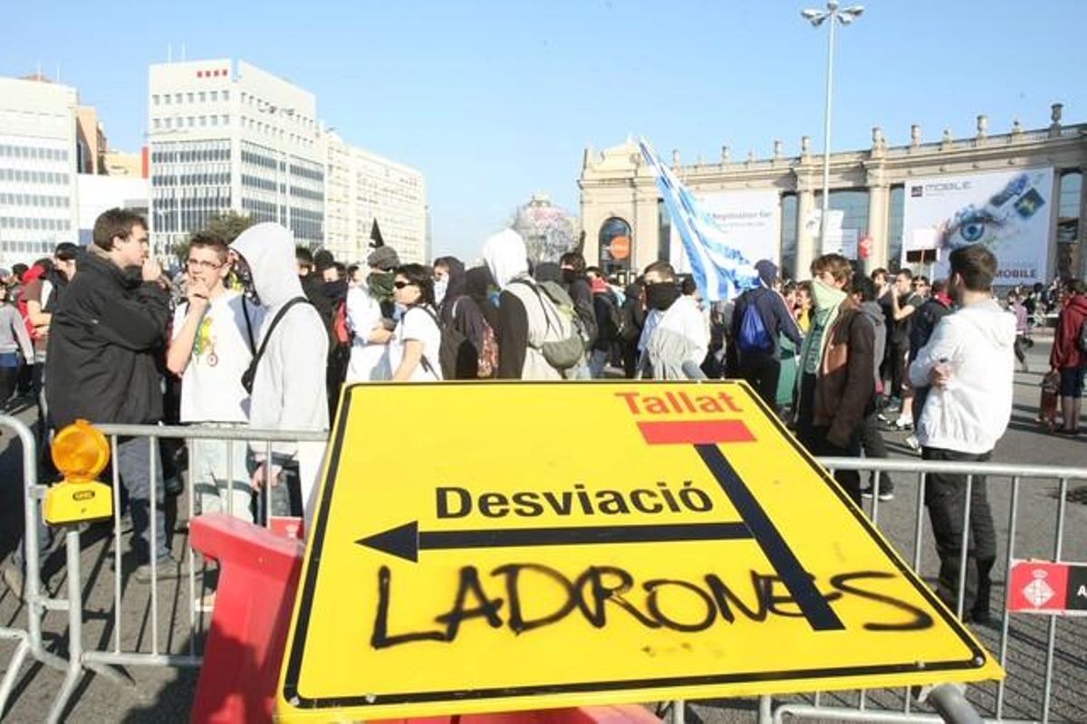 Un senyal pintat a la manifestació estudiantil a la plaça d’Espanya.