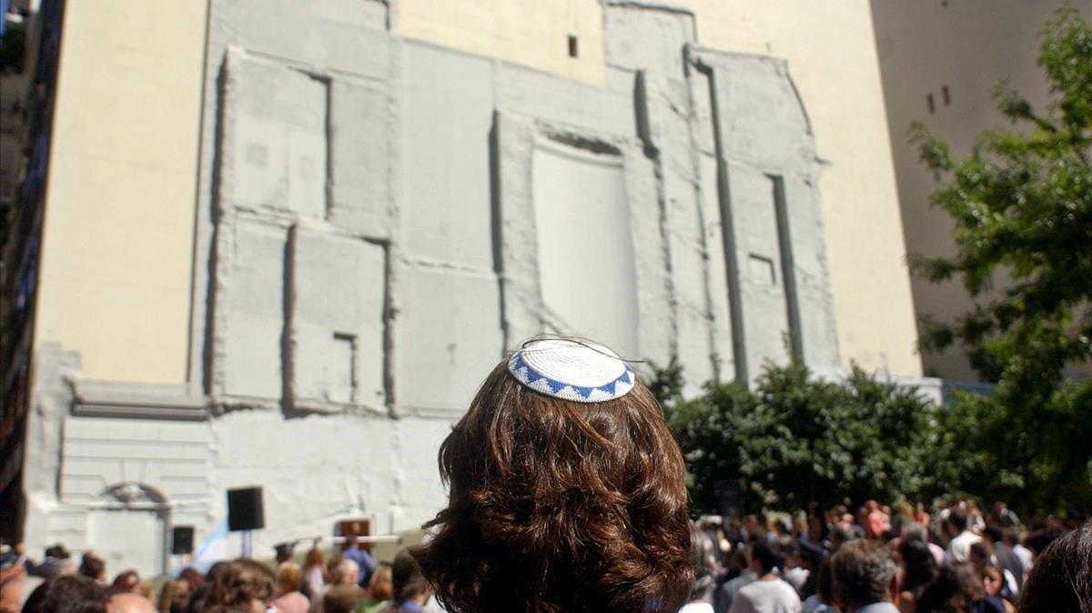 Judíos observando el lugar donde solía estar la Embajada israelí en un acto de conmemoración del atentado en Buenos Aires. Judíos observando el lugar donde solía estar la Embajada israelí en un acto de conmemoración del atentado en Buenos Aires.