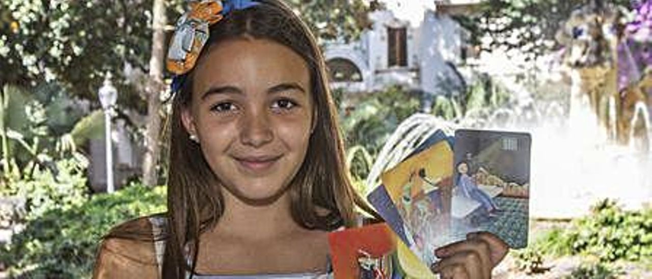 CLOE ALENDA, dama del foc infantil. Hoguera La Marina: «Mi hermano de 6 años tiene vista e imaginación, suele ganar al juego del Dixit porque se fija en todo»