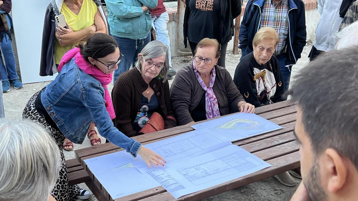 los vecinos se han reunido en les Escoles Antigues de Benissivà para conocer su nuevo uso.