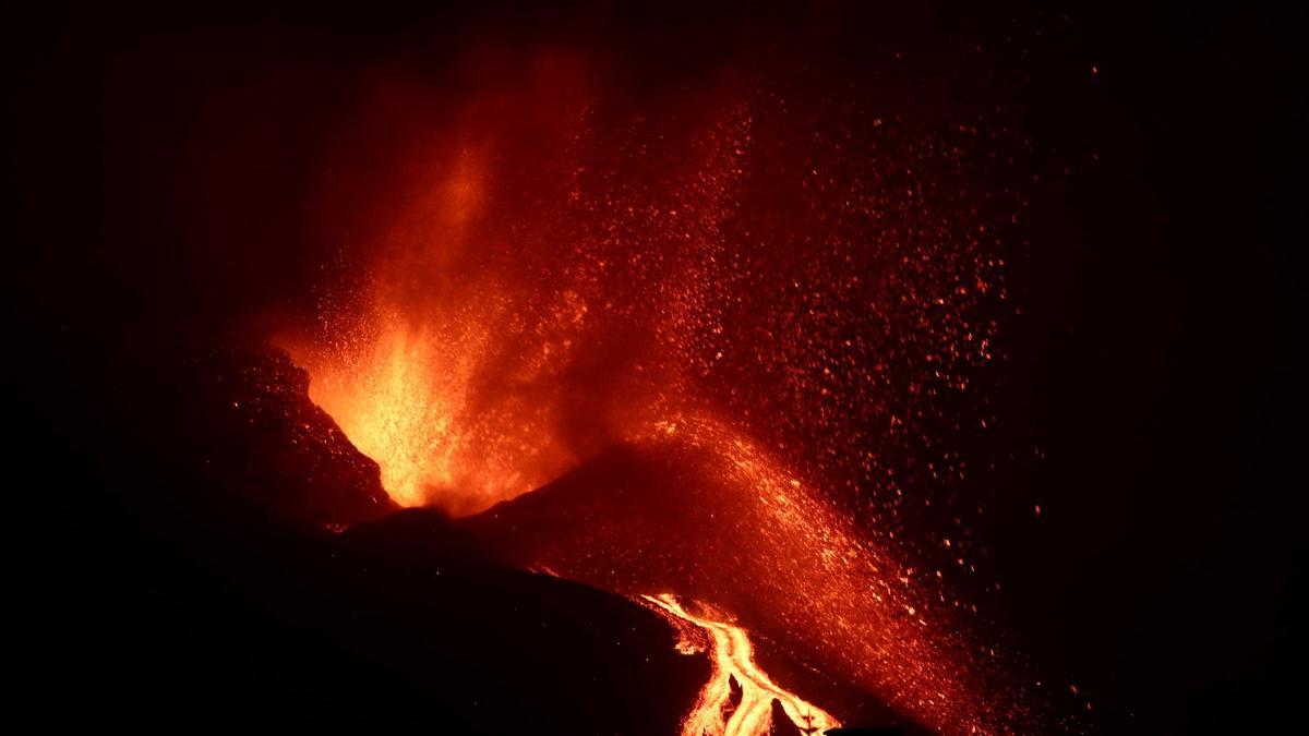 Con el derrumbe del cono norte, el volcán arrasa con lo que quedaba de Todoque