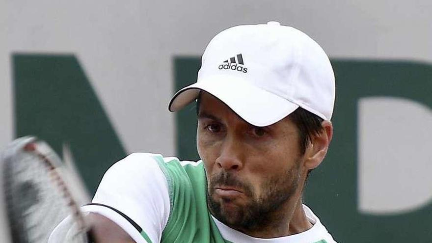 Verdasco golpea la bola durante el partido de ayer. // Efe