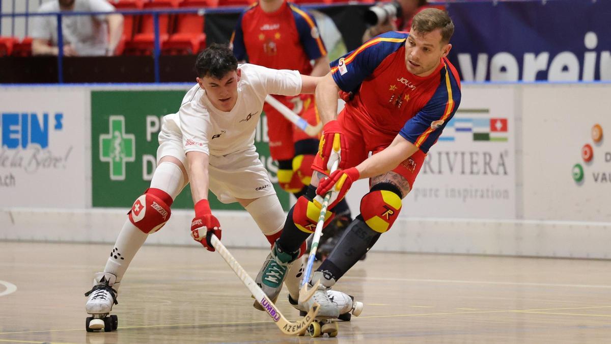 Carballeira pugna por una bola con un jugador de Suiza.