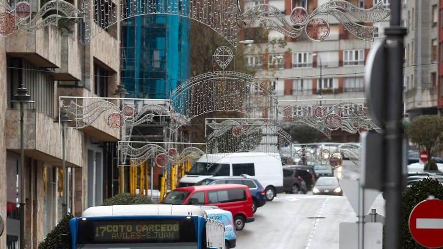 Un autobús circulando por la calle Jardines.