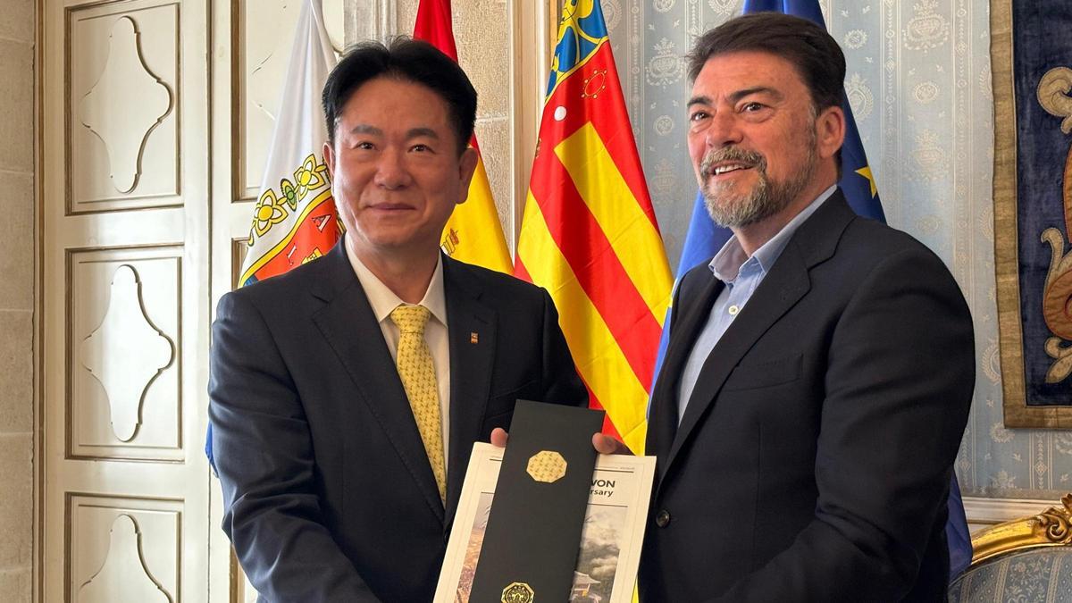 Luis Barcalá y Lee Dong Sup, entrenador del equipo coreano, en el Salón Azul del Ayuntamiento de Alicante