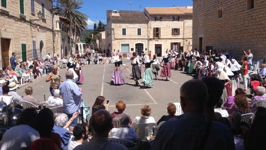 El &#039;ball de bot&#039; amenizó la feria a mediodía.