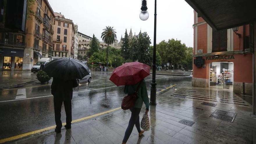 La lluvia volvió a aparecer ayer en Palma.