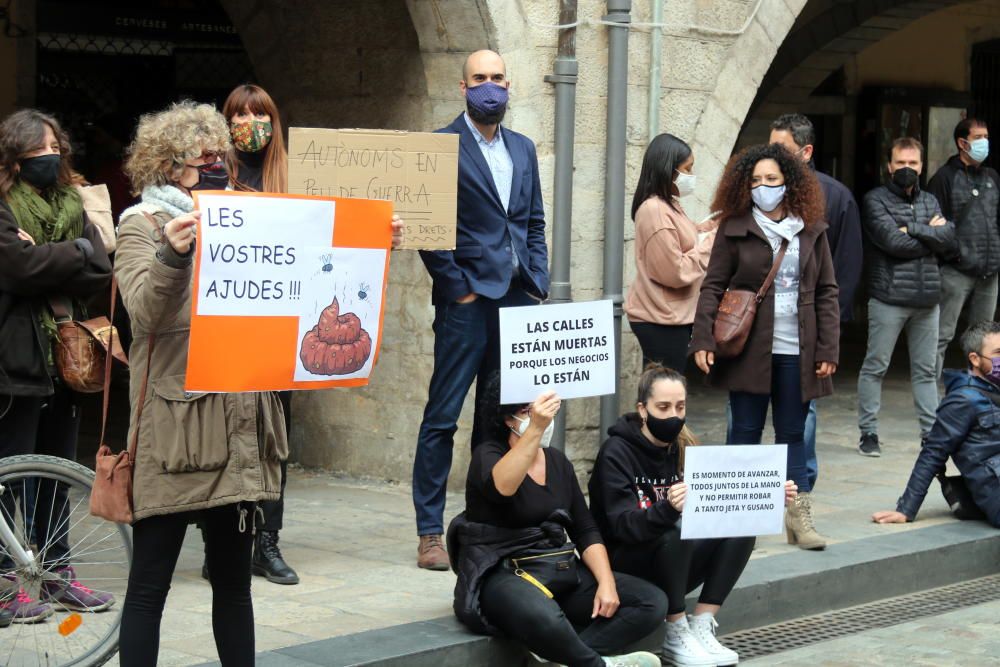 Autònoms protesten davant l''Ajuntament de Girona