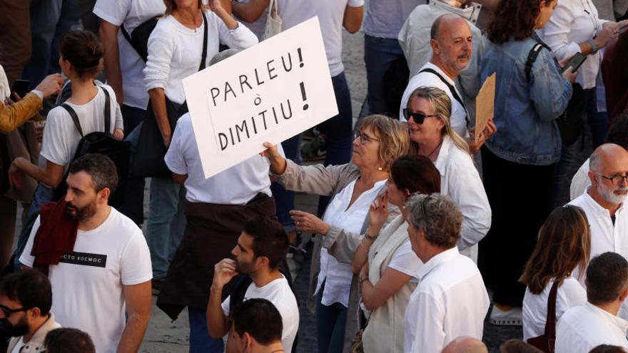 Un centenar de persones reivindiquen la «no polarització» i el diàleg a Barcelona