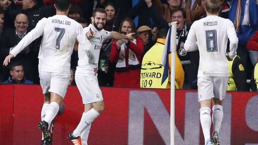 Ronaldo y Kroos corren hacia Nacho, después de su gol. // Efe