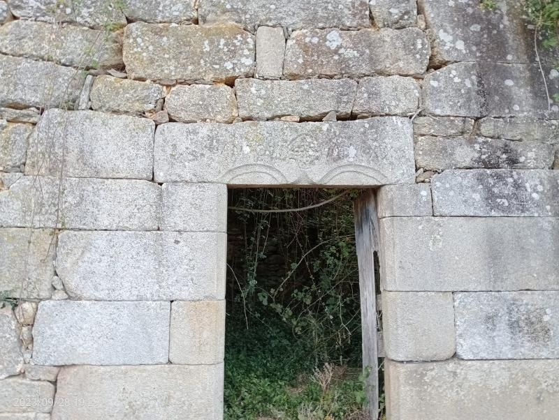 Un petróglifo no peche da vella rectoral de Oleiros.