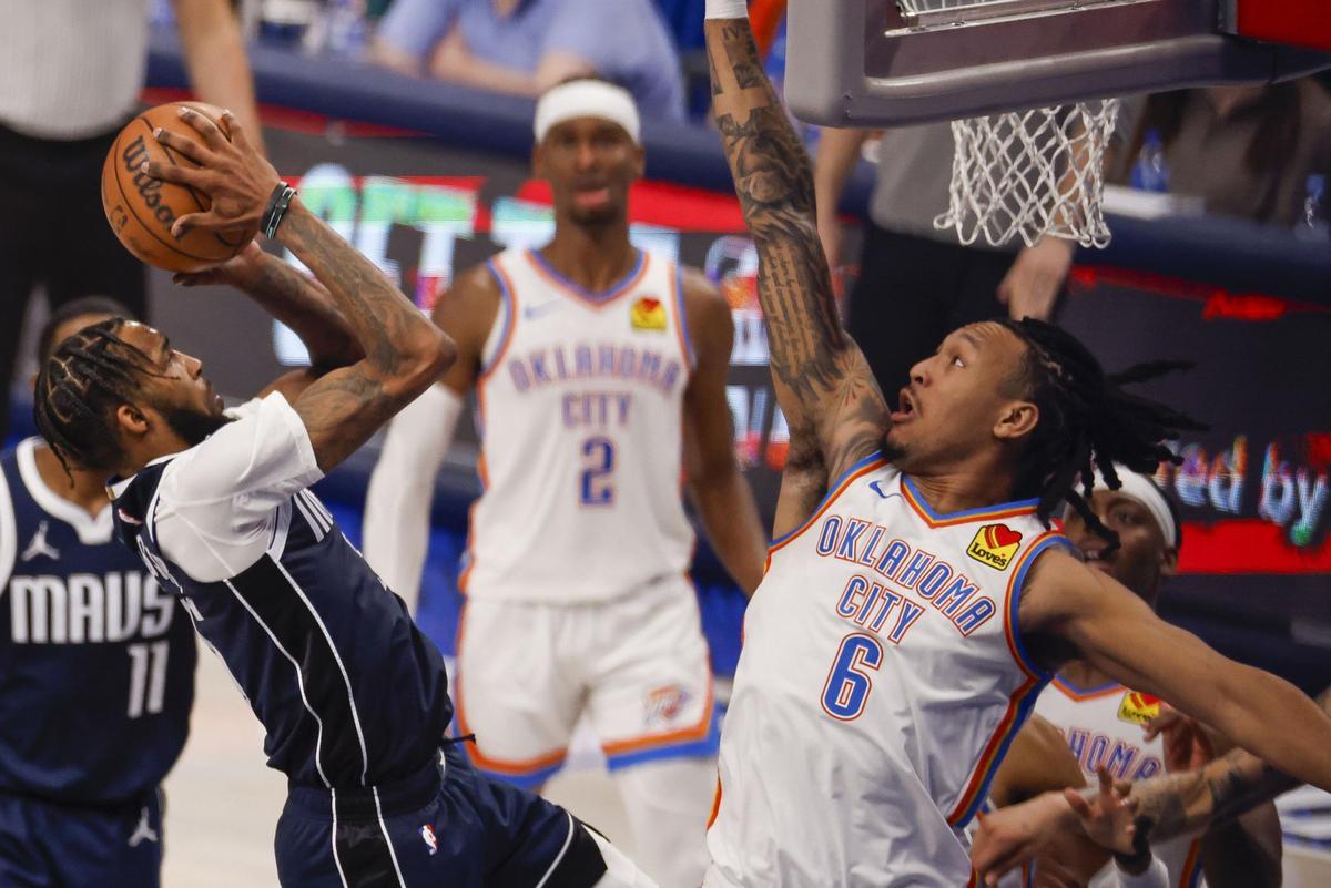 Derrick Jones Jr., de los Mavs, en acción.