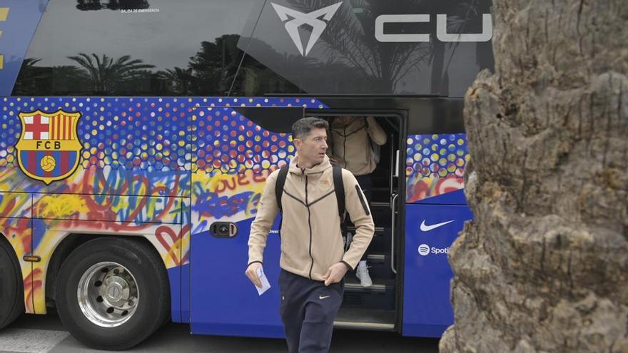 Robert Lewandowski baja del autobús del Barça al llegar a Elche