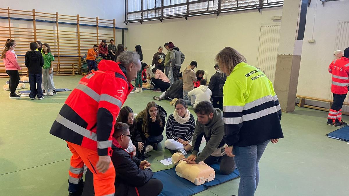 Alumnos participantes en las jornadas de reanimación cardiopulmonar.