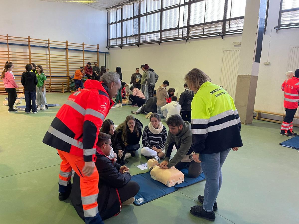 Alumnos participantes en las jornadas de reanimación cardiopulmonar.