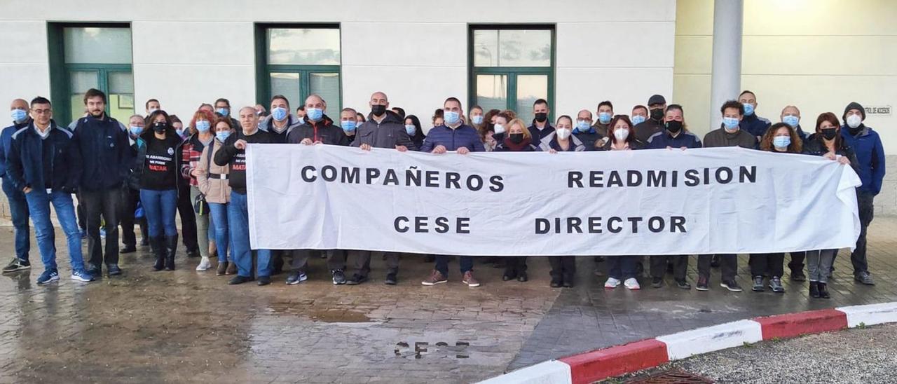 Protesta de trabajadores ayer en la prisión de Villena. | INFORMACIÓN