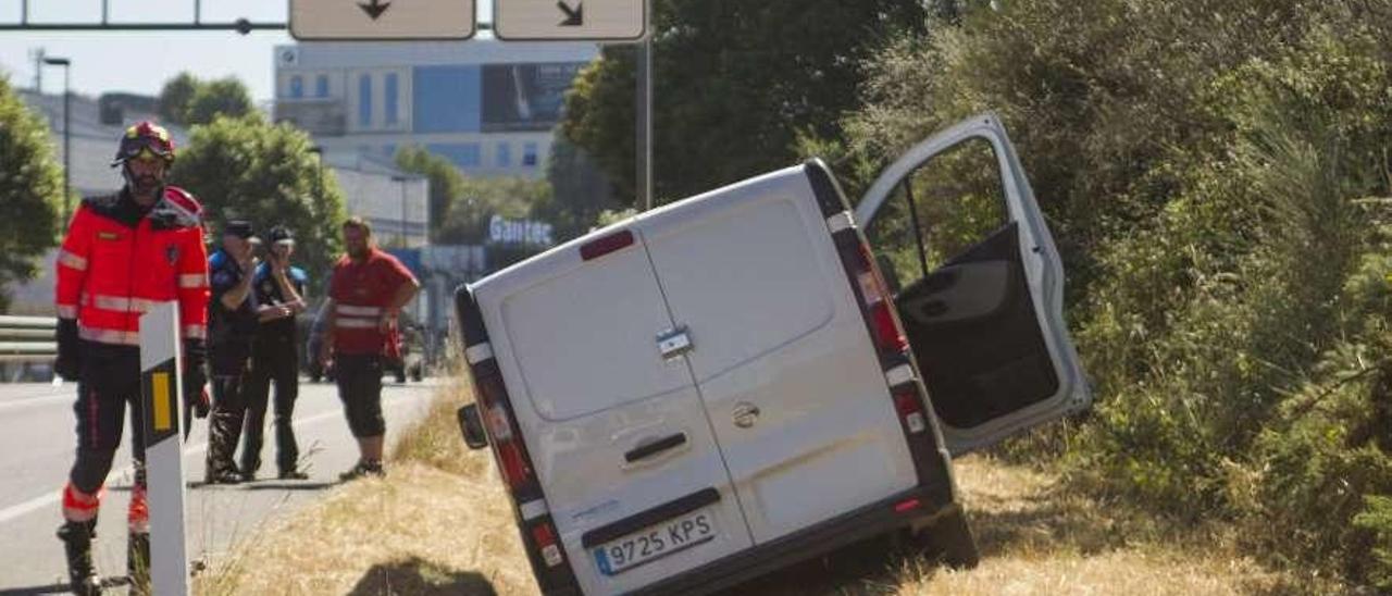 Lalín registra una salida de vía sin heridos.  |  La N 525 a la altura del polígono Lalín 2000 registró ayer una salida de vía. El siniestro tuvo lugar sobre las 11:30 horas. El conductor de una furgoneta de correos exprés, un sevillano, por razones que se desconocen se salió de la vía, pero el incidente se saldó sin heridos y sin daños materiales. Al lugar, se desplazaron la Policía Local y los bomberos del Parque Intercomarcal. El conductor fue trasladado en una ambulancia, porque estaba mareado, al ambulatorio lalinense.