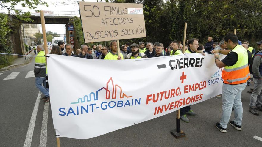 Los trabajadores de las auxiliares de Saint-Gobain y los de la multinacional, tras la misma pancarta. A la derecha, aspecto de la concentración de ayer. | Ricardo Solís
