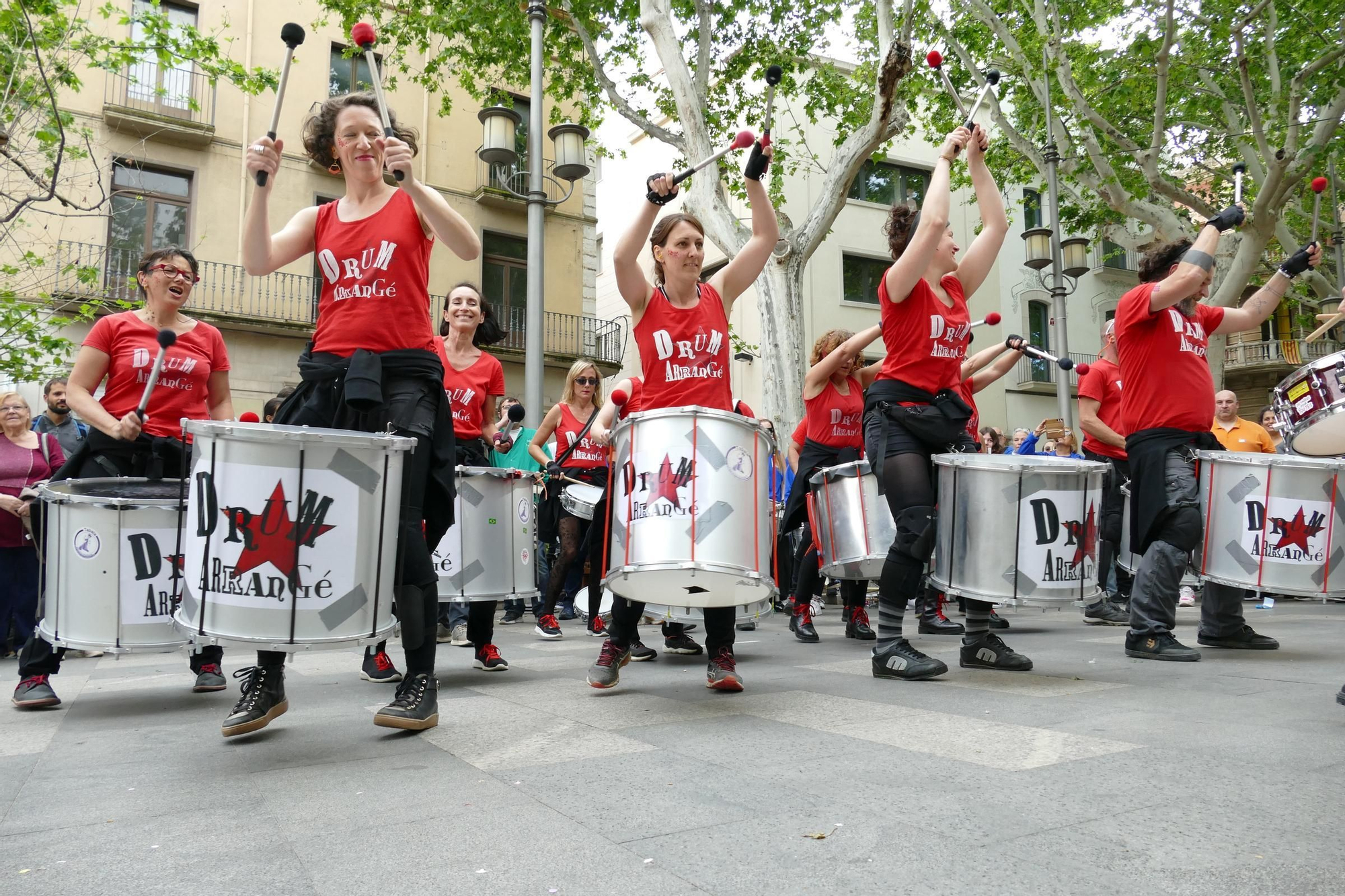 Figueres ressona amb una gran batucada de Santa Creu