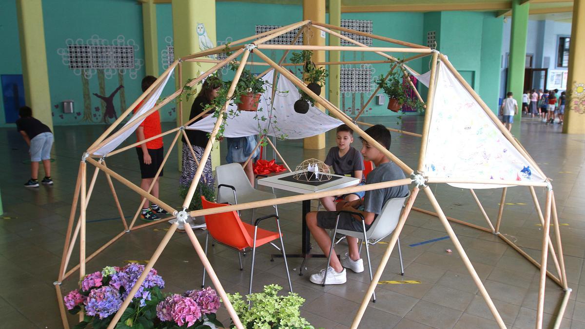 Cúpula geodésica montada por alumnos del taller de diseño.