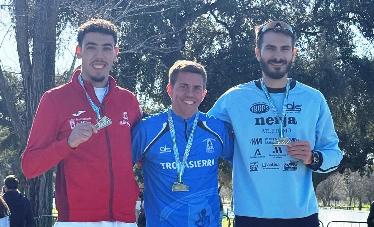 Diego Tirado, en el centro, tras proclamarse este mes campeón de Andalucía absoluto de campo a través.