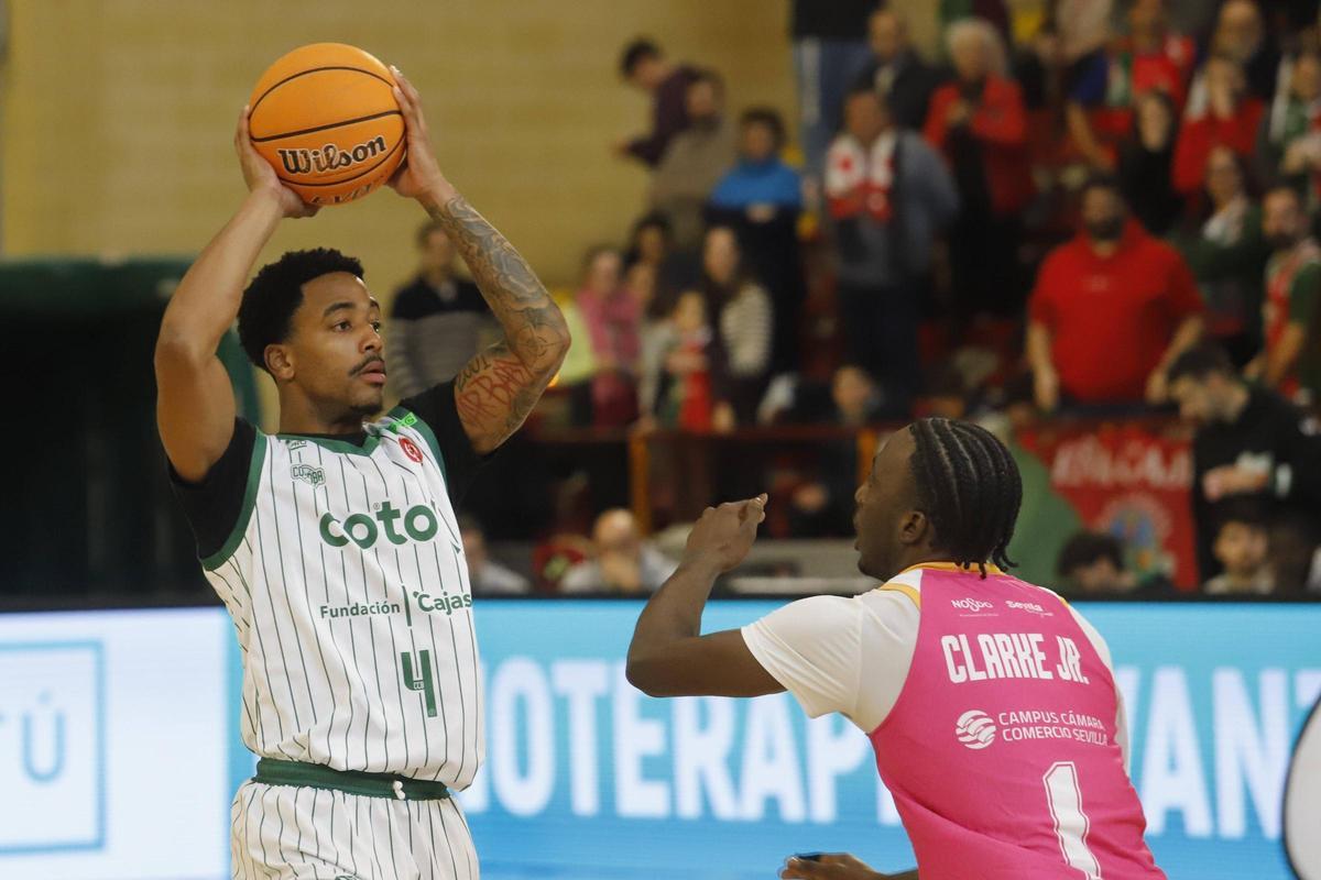 Ja' Monta Black controla el balón en un partido de esta temporada.