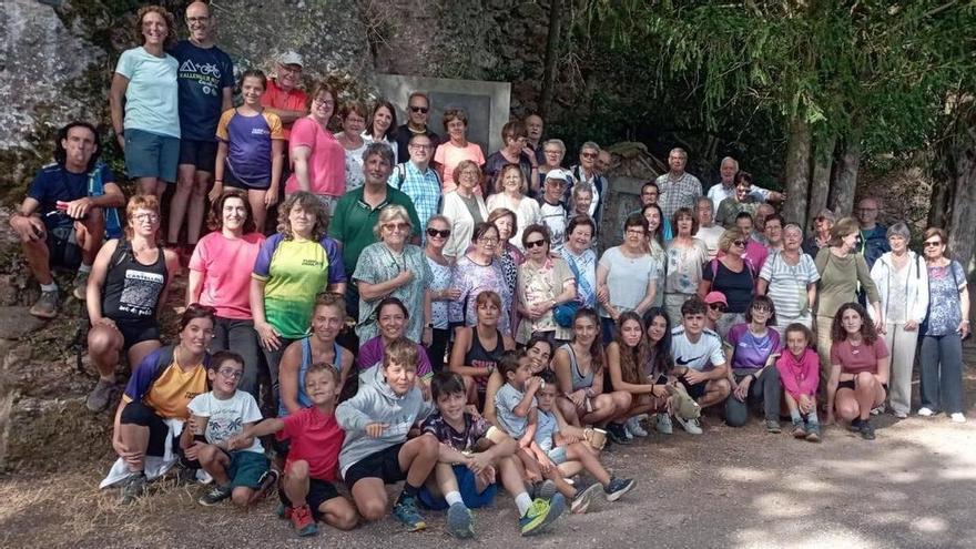 El «Montserrat a peu» reuneix a una setantena de persones