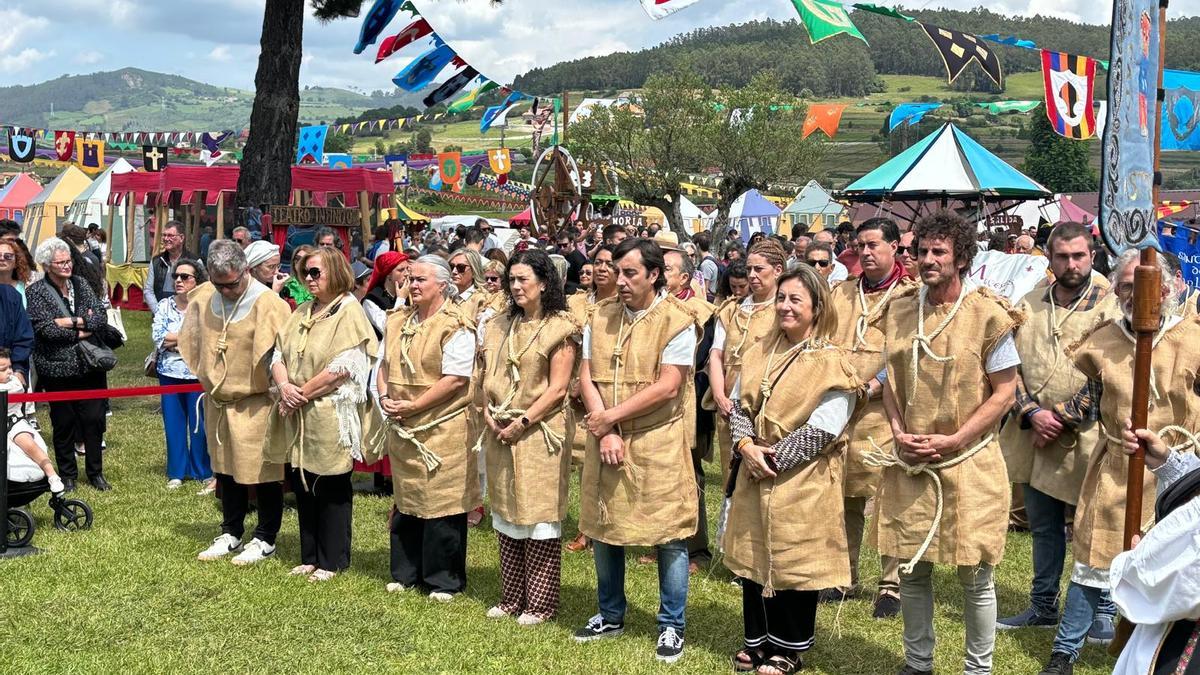 Corporación y autoridades, con los tradicionales vestidos de tela de saco que protagonizan el desfile dominical de Exconxuraos.