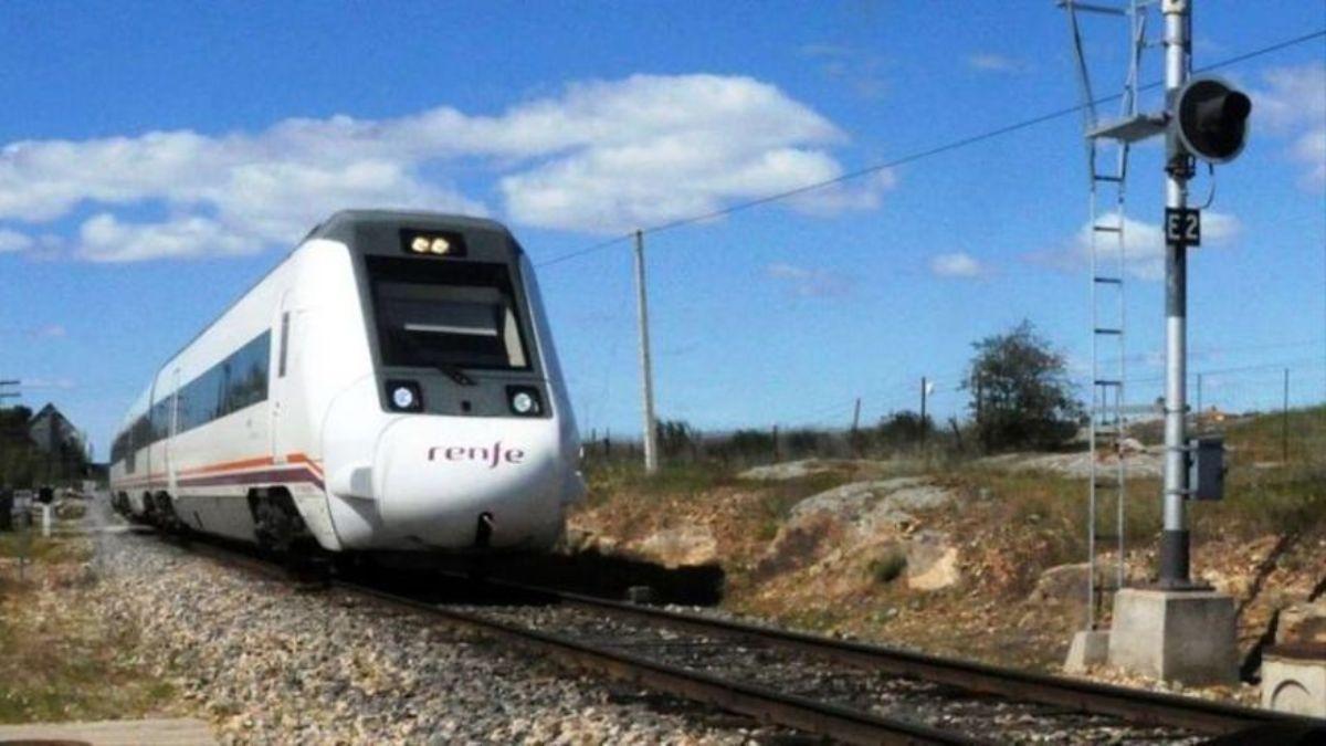 Un tren, a su paso por Extremadura