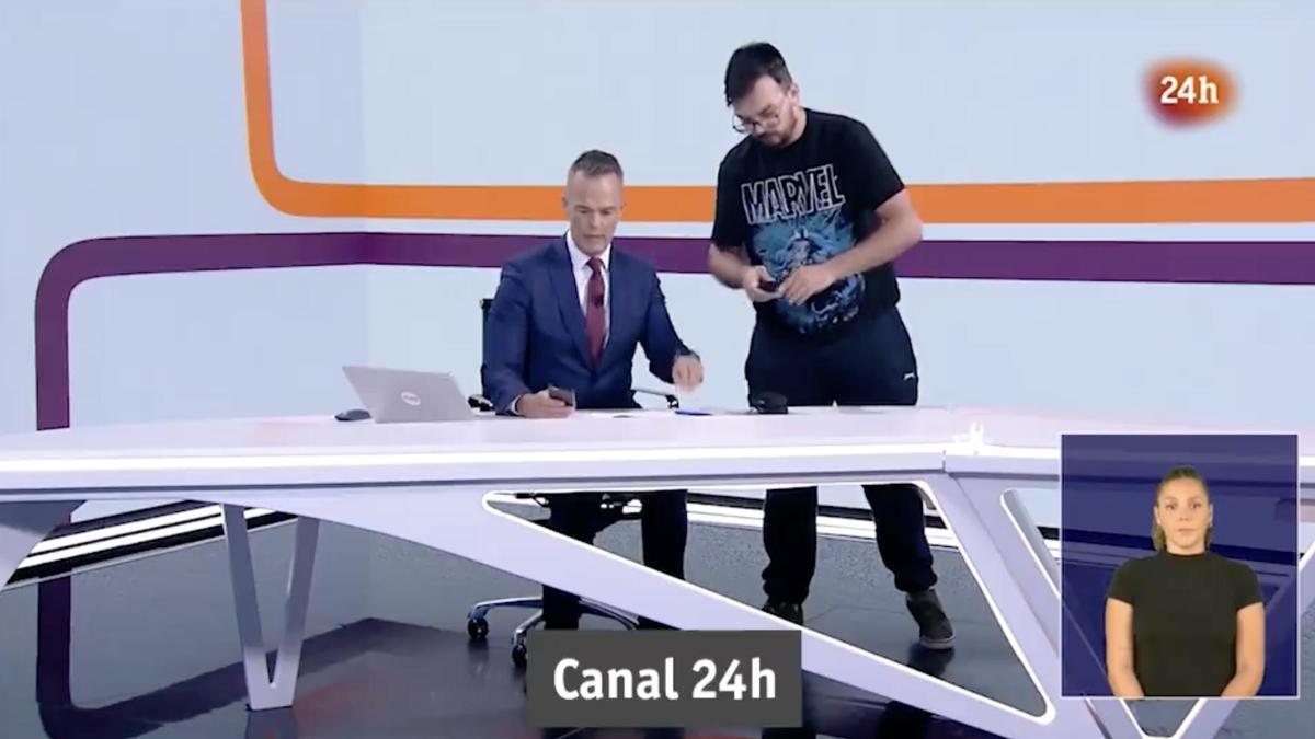 El 'Telediario' de TVE interrumpe su emisión por un grave problema técnico.