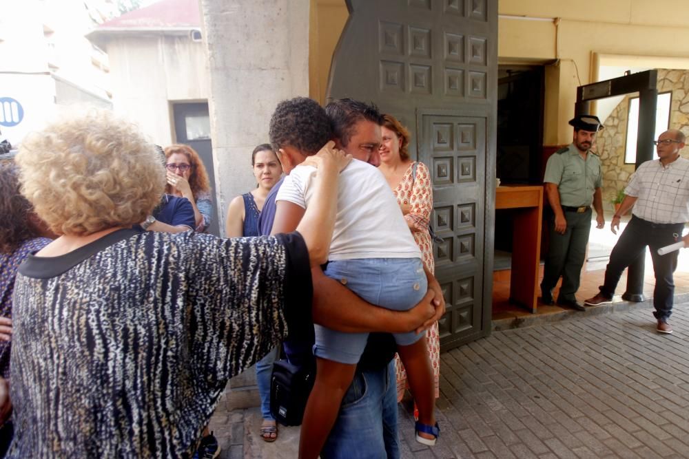 Los padres adoptivos, con el pequeño Joan